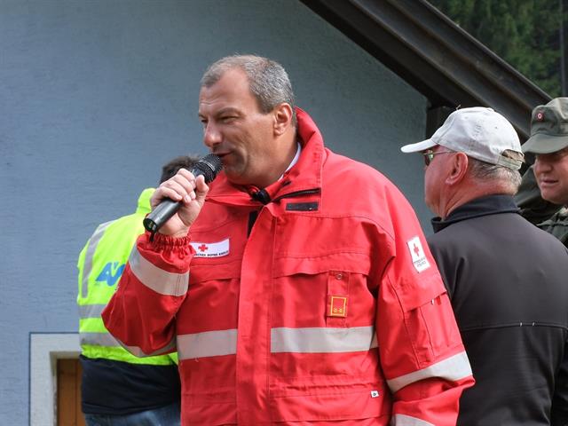 Abteilungskommandant Rupert Grießner bereitet die Kinder auf die Demonstration eines Radunfalles vor.